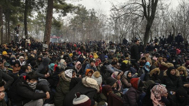 Napětí u řeckých hranic: Na pochodu jsou znovu tisíce migrantů